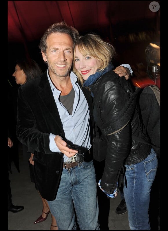 Stéphane Freiss et Julie Depardieu lors de la soirée d'anniversaire des 10 ans de Power Plate au club 104 à Paris le 11 octobre 2010