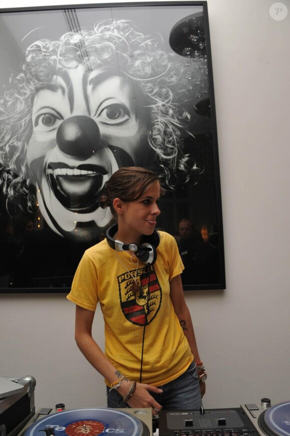 Samantha Ronson mixe à la soirée Fall in love with NY, à la Villa Emerige, à Paris. 14/10/2010