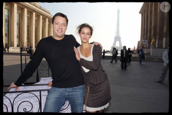 Michael Dufour et sa partenaire de jeu France Renard sur la place des Droits-de-l'Homme, au Trocadéro, à Paris.