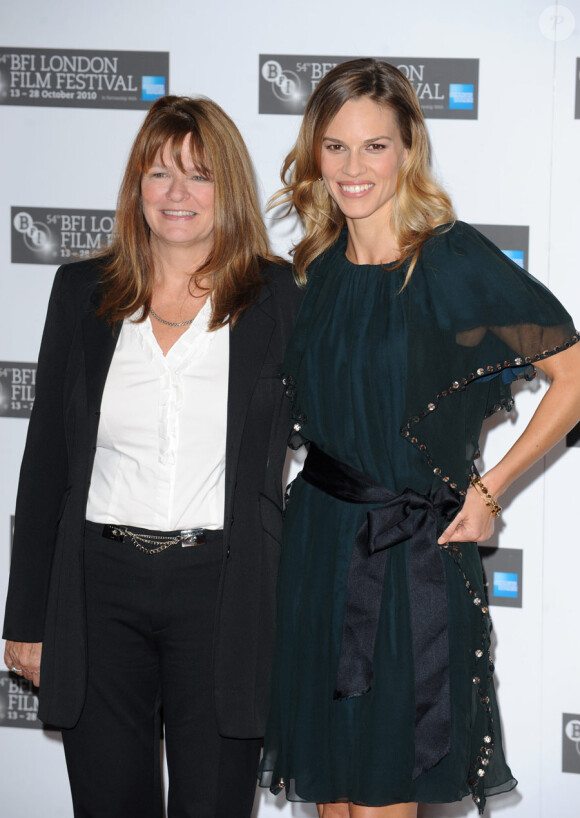 Betty Anne Waters et Hilary Swank lors de la présentation du film Conviction au festival du Londres du British Film Institute le 15 octobre 2010