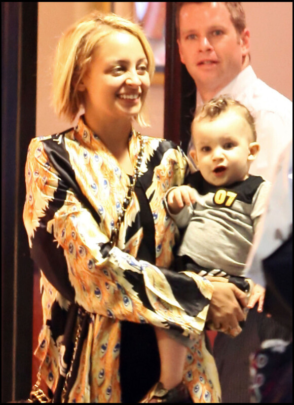 Nicole Richie et Joel Madden emmènent leurs enfants Harlow et Sparrow dans une pizzeria d'Hollywood. Octobre 2010