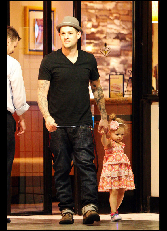 Nicole Richie et Joel Madden arrivent, avec leurs enfants Harlow et Sparrow, dans une pizzeria d'Hollywood. Octobre 2010