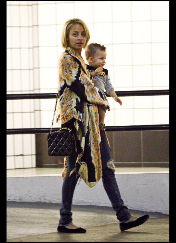 Nicole Richie et Joel Madden emmènent leurs enfants Harlow et Sparrow dans une pizzeria d'Hollywood. Octobre 2010