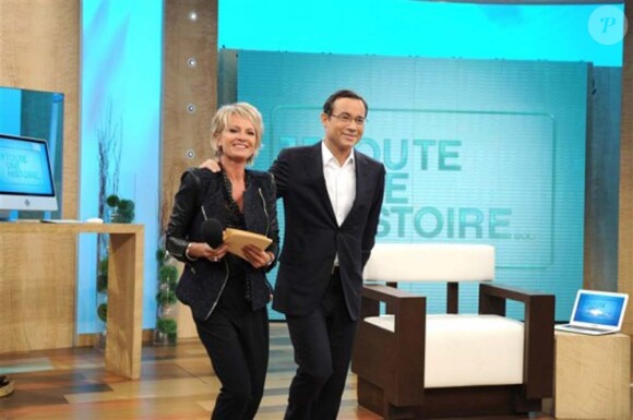 Sophie Davant aux commandes de Toute une histoire, sur France 2. Enregistrement de l'émission, le 21/09/2010. Ici avec Jean-Luc Delarue
