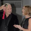 Jean-Paul Gaultier reçoit un prix de la belle Scarlett Johansson lors de la 3e édition du Mango Fashion Awards au MNAC à Barcelone le 20 octobre 2010