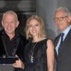 Jean-Paul Gaultier reçoit un prix de la belle Scarlett Johansson lors de la 3e édition du Mango Fashion Awards au MNAC à Barcelone le 20 octobre 2010