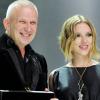 Scarlett Johansson remet un prix à Jean-Paul Gaultier lors de la troisième édition du Fashion Mango Awards à Barcelone le 20 octobre 2010
