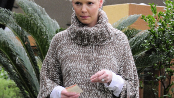 Katherine Heigl : Fini le bikini, elle a sorti son poncho bien chaud !