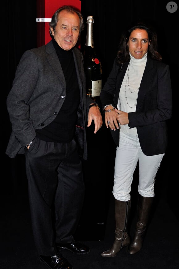 Christian Morin et une amie lors de la soirée de lancement du champagne mathusalem Amour de Deutz 2002 créé par Christofle et présenté à Paris le 21 octobre 2010
