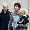 Pete Wentz et Ashlee Simpson, redevenue blonde, vont faire du shopping avec leur fils Bronx Mowgli, sur Melrose Boulevard, à Los Angeles, vendredi 22 octobre.