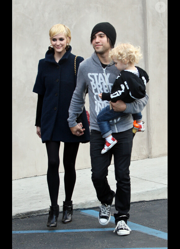 Pete Wentz et Ashlee Simpson, redevenue blonde, vont faire du shopping avec leur fils Bronx Mowgli, sur Melrose Boulevard, à Los Angeles, vendredi 22 octobre.