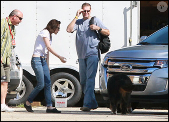 Robert Pattinson et Kristen Stewart, arrivent sur les plateaux de tournage de Twilight Chapitre IV : Révélation, à Bâton-Rouge (Louisiane), samedi 16 octobre 2010.