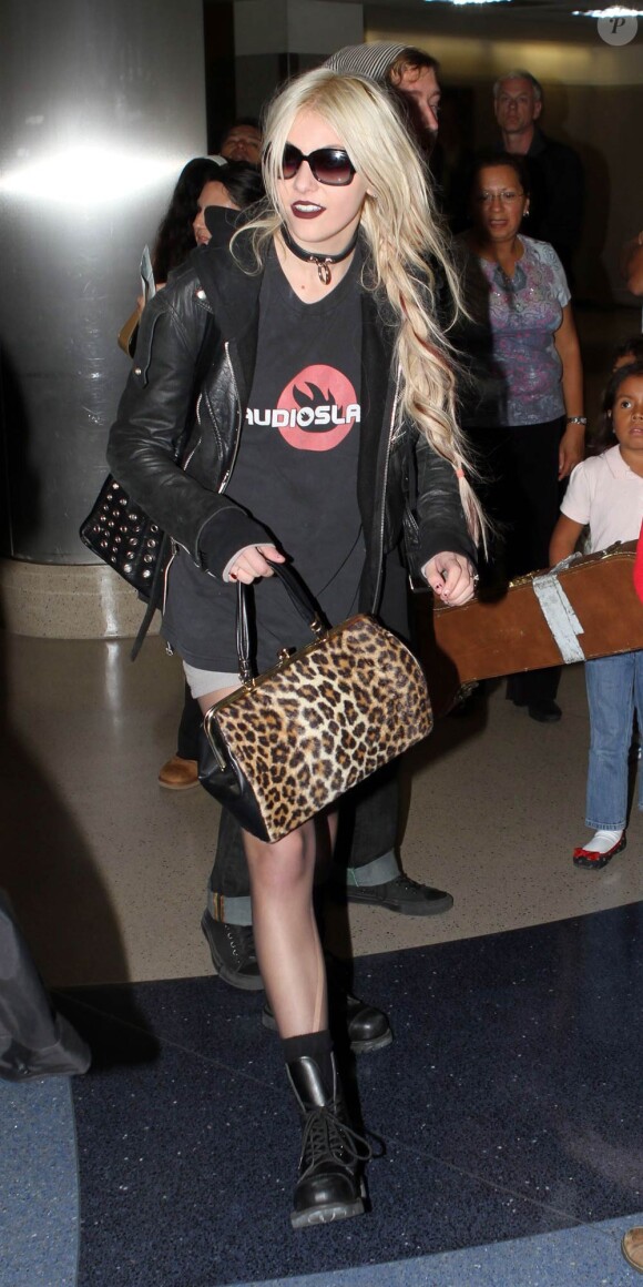 Taylor Momsen à l'aéroport de Los Angeles, le 23 octobre 2010