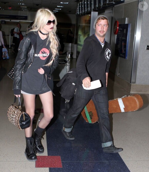 Taylor Momsen à l'aéroport de Los Angeles, le 23 octobre 2010