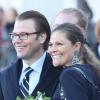 Victoria et Daniel de Suède parachevaient le 23 octobre 2010 leur visite dans la province du Västergötland, se rendant au château de Läckö puis à KinneKulle, où la princesse a signé... pour deux !