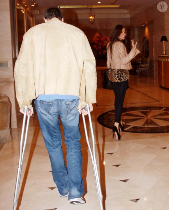Sofia Vergara arrive au Dorchester Hotel à Beverly Hills avec son compagnon Nick Loeb, le 25 octobre 2010