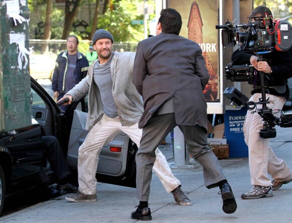 Jason Statham sur le tournage de Safe, dans le quartier de Chinatown, à New York, en octobre 2010.