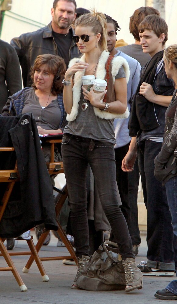 Rosie Huntington-Whiteley sur le tournage de Safe, dans le quartier de Chinatown, à New York, en octobre 2010.