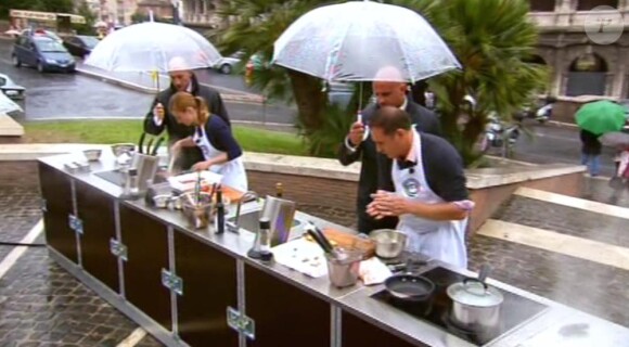 A Rome, les candidats doivent cuisinier sous la pluie dans Masterchef