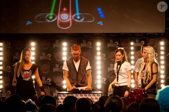 Tête d'affiche de la Paris Games Week avec GH : Warriors of Rock et DJ Hero 2, Activision a mis ses stars en compétition : M. Pokora a montré l'étendue de son talent aux platines de DJ Hero 2 !