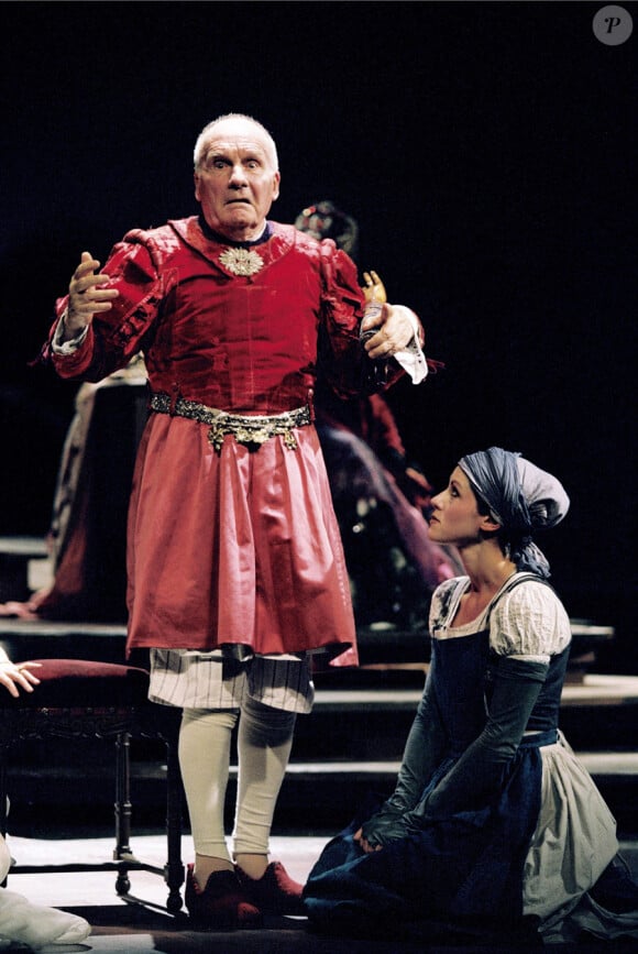 Michel Bouquet jouant dans la pièce Le Roi se meurt à Paris en 2004