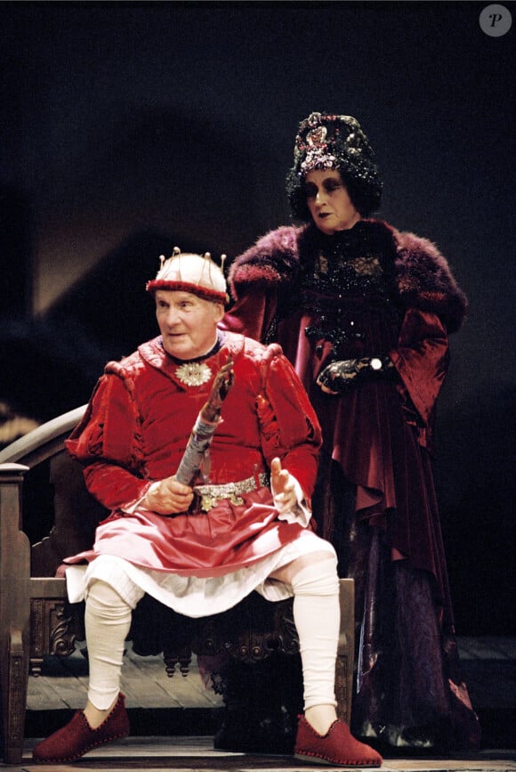 Michel Bouquet jouant dans la pièce Le Roi se meurt à Paris en 2004