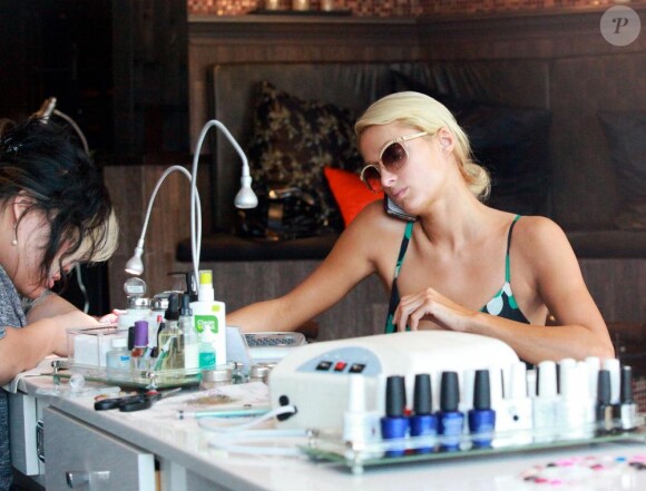 Paris Hilton se rend dans un salon de manucure de Beverly Hills, vendredi 29 octobre.