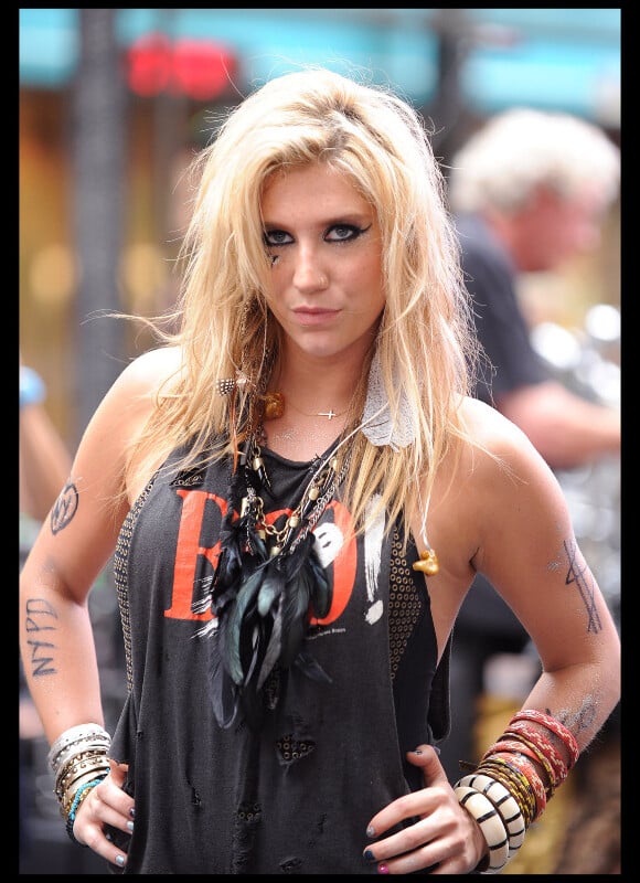 La chanteuse Kesha revient dans les bacs le 22 novembre avec une réédition de son premier album.