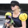 Paris Hilton fait quelques courses à Los Angeles, en compagnie de son petit ami Cy Waits et ses chiens, le 21 octobre 2010