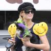 Paris Hilton fait quelques courses à Los Angeles, en compagnie de son petit ami Cy Waits et ses chiens, le 21 octobre 2010