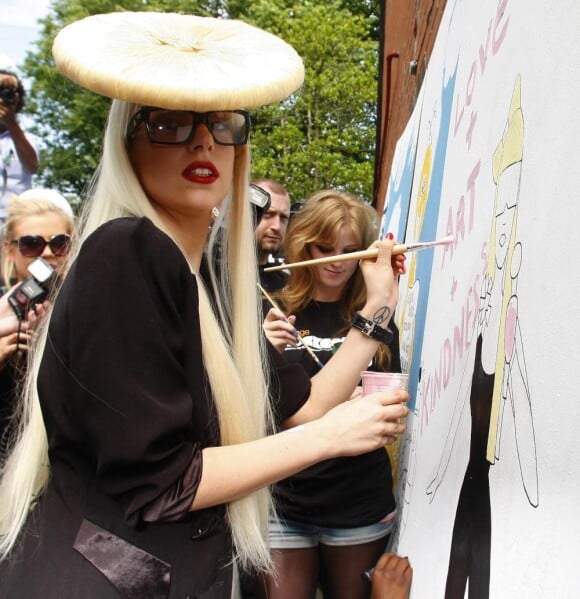 Lady Gaga porte des lunettes en accord avec son style extravagant. 