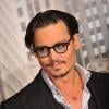 Johnny Depp met un point d'honneur à sa tenue avec de simples lunettes à monture noire. 