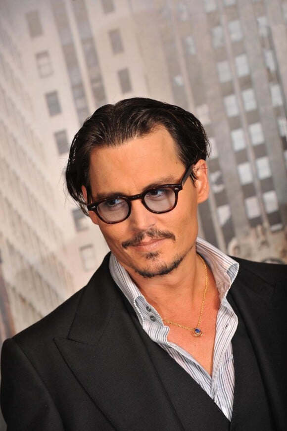 Johnny Depp met un point d'honneur à sa tenue avec de simples lunettes à monture noire. 