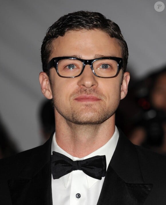 Les lunettes lui donnant un air plus sérieux, Justin Timberlake prend la pose devant les photographes. 