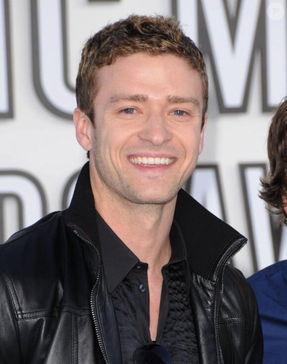 Avec ou sans lunettes le chanteur Justin Timberlake reste séduisant.