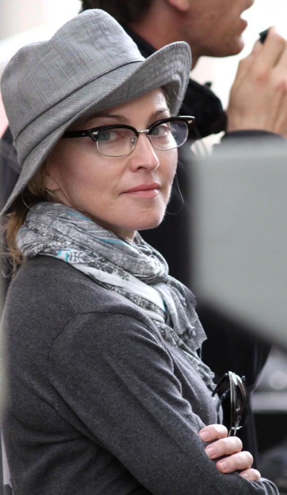 Madonna choisit une paire de lunettes adaptée à sa génération. 