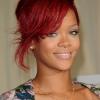 La chanteuse Rihanna ne perd rien de son charme avec un style moins imposant mais tout aussi charmant. 