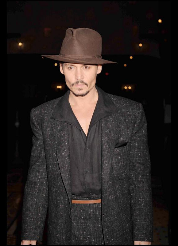 A chacune de ses sorties, Johnny Depp brille par sa simplicité et son style unique.