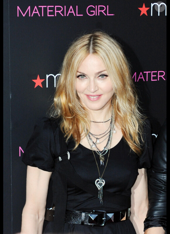 Icône de mode, Madonna prend la pose devant les photographes. 