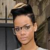 Rihanna se sert de lunettes pour parfaire son style vestimentaire. 