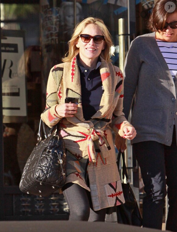 Sharon Stone fait du shopping chez Barney's New York à Beverly Hills le 30 octobre 2010