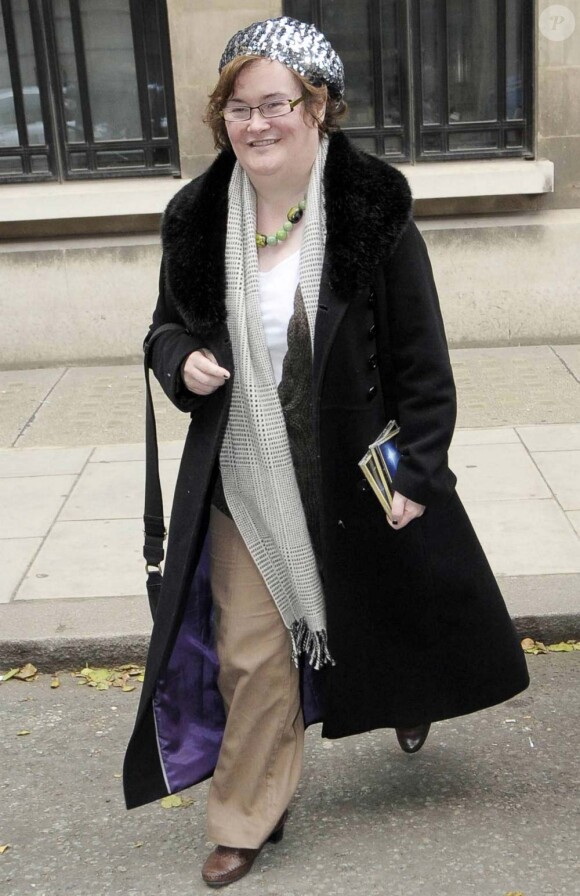 Susan Boyle à la sortie de la BBC à Londres, le 4 novembre 2010