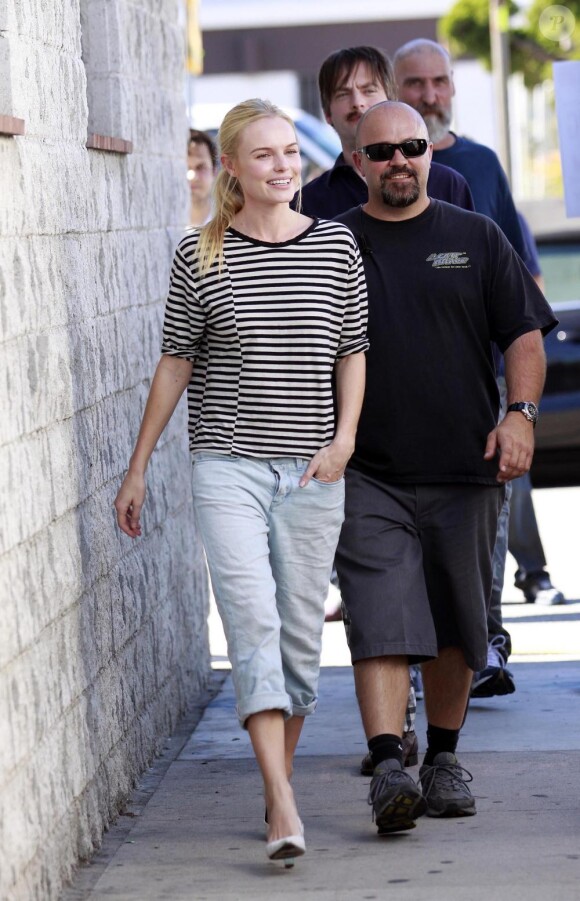 Kate Bosworth ressort son boyfriend jean, le pull bateau à rayures et sa paire d'escarpins blancs pour briller à Los Angeles.