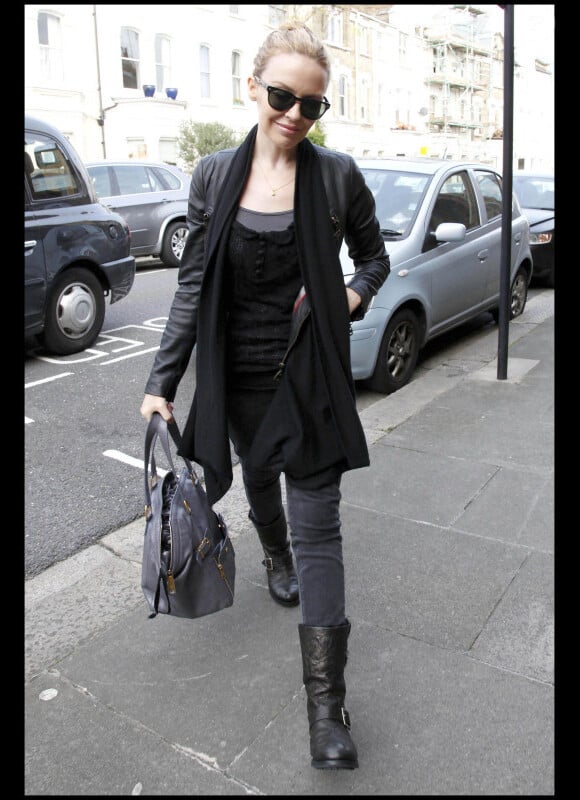 Kylie Minogue adopte le look motarde mais n'oublie jamais sa touche chic avec son sac Yves Saint Laurent Downtown. 