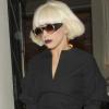 Lady Gaga dans un total look Yves Saint Laurent. Avec son allure so eighties, elle redonne un peu de sagesse à son look en misant sur des pièces sûres...