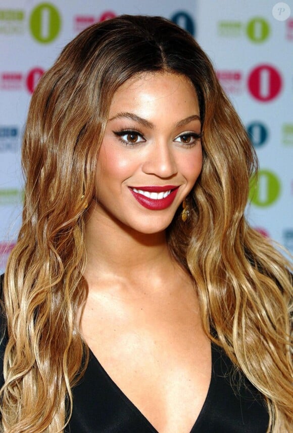 Beyoncé a choisi un rouge aux accent doncés pour illuminer son teint caramel.