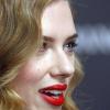 Scarlett Johansson est gâtée par la nature et n'hésite pas à souligner ses lèvres pulpeuses d'un rouge éclatant. 