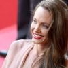 Angelina Jolie fait un effet max dans sa robe Nude avec sa bouche et son sourire éclatants.