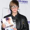 Justin Bieber signe son autobiographie au centre commercial The Grove de Los Angeles, dimanche 31 octobre.