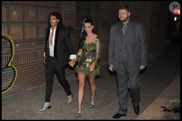 Katy Perry et son mari Russell Brand retrouvent leur amie Rihanna dans un restaurant de Madrid après la cérémonie des MTV EMA le 7 novembre 2010